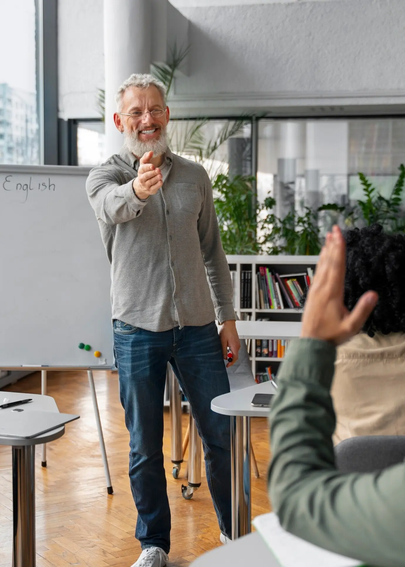 Vista frontal de adultos estudiando juntos.