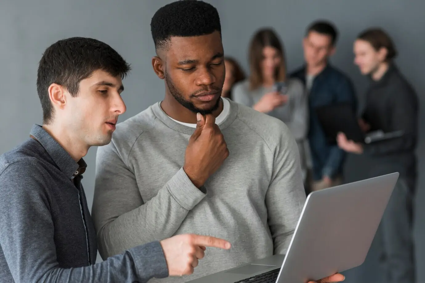 Grupo de personas con computadoras portátiles