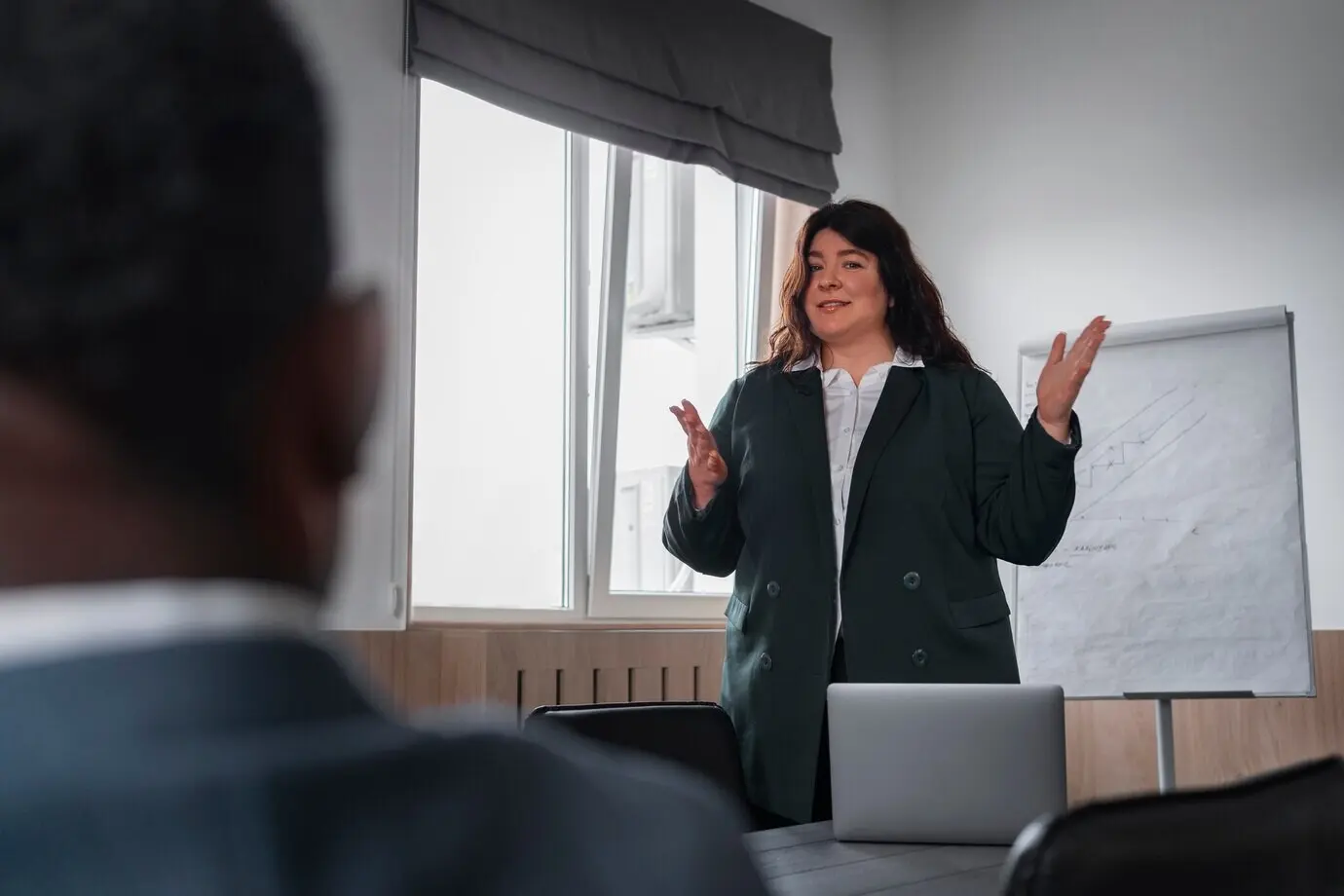 Vista frontal de personas de negocios trabajando en conjunto