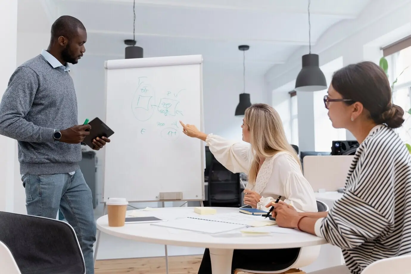 Primer plano de jóvenes colegas en una reunión.